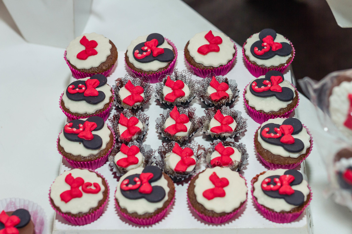 Cupcakes e doces personalizados Tema Minnie pelo fotógrafo Douglas Maia
