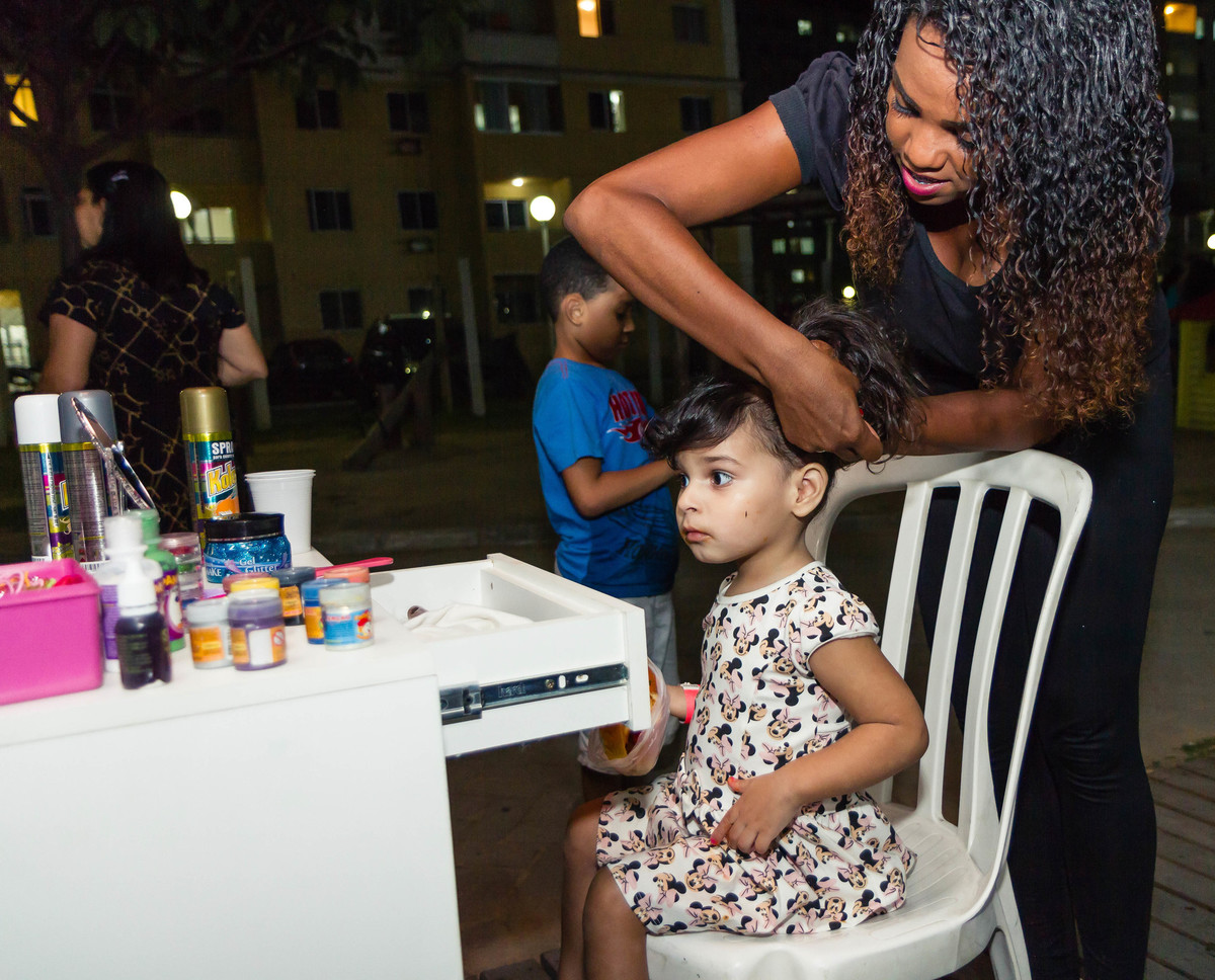 Helena arrumando o cabelo pelo fotógrafo Douglas Maia