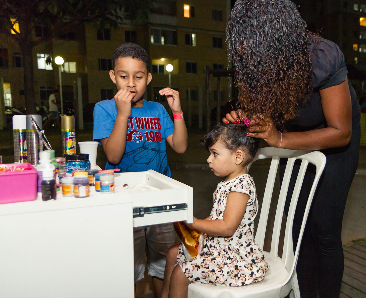 Helena sendo arrumada pelo fotógrafo Douglas Maia