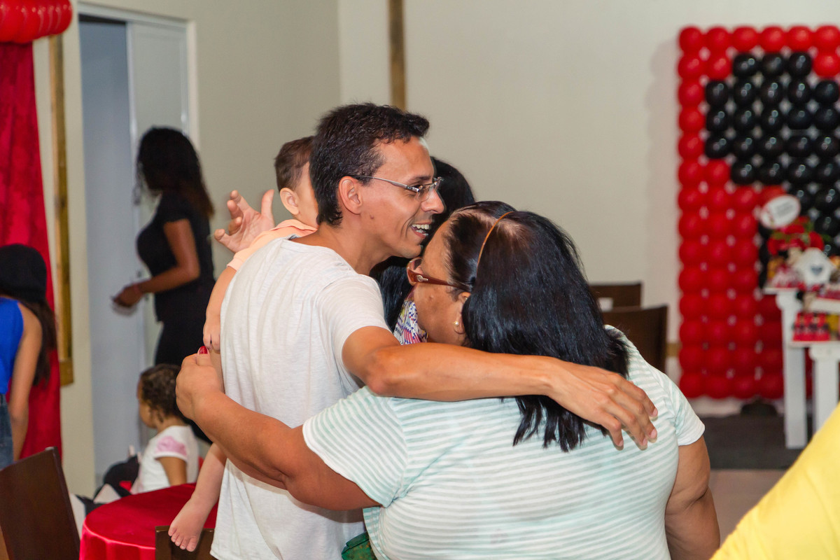 Pai abraça convidada pelo fotógrafo Douglas Maia