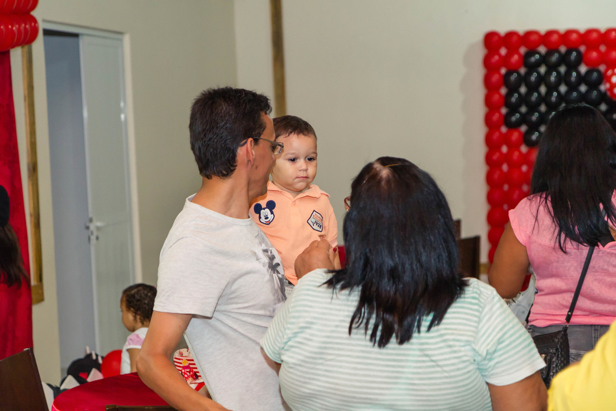 Convidada brinca com o irmão pelo fotógrafo Douglas Maia