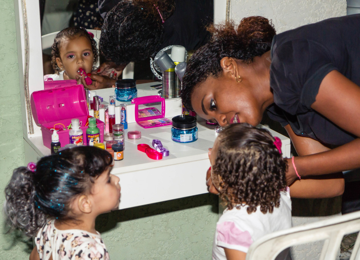 Helena olhando amiguinha pelo fotógrafo Douglas Maia