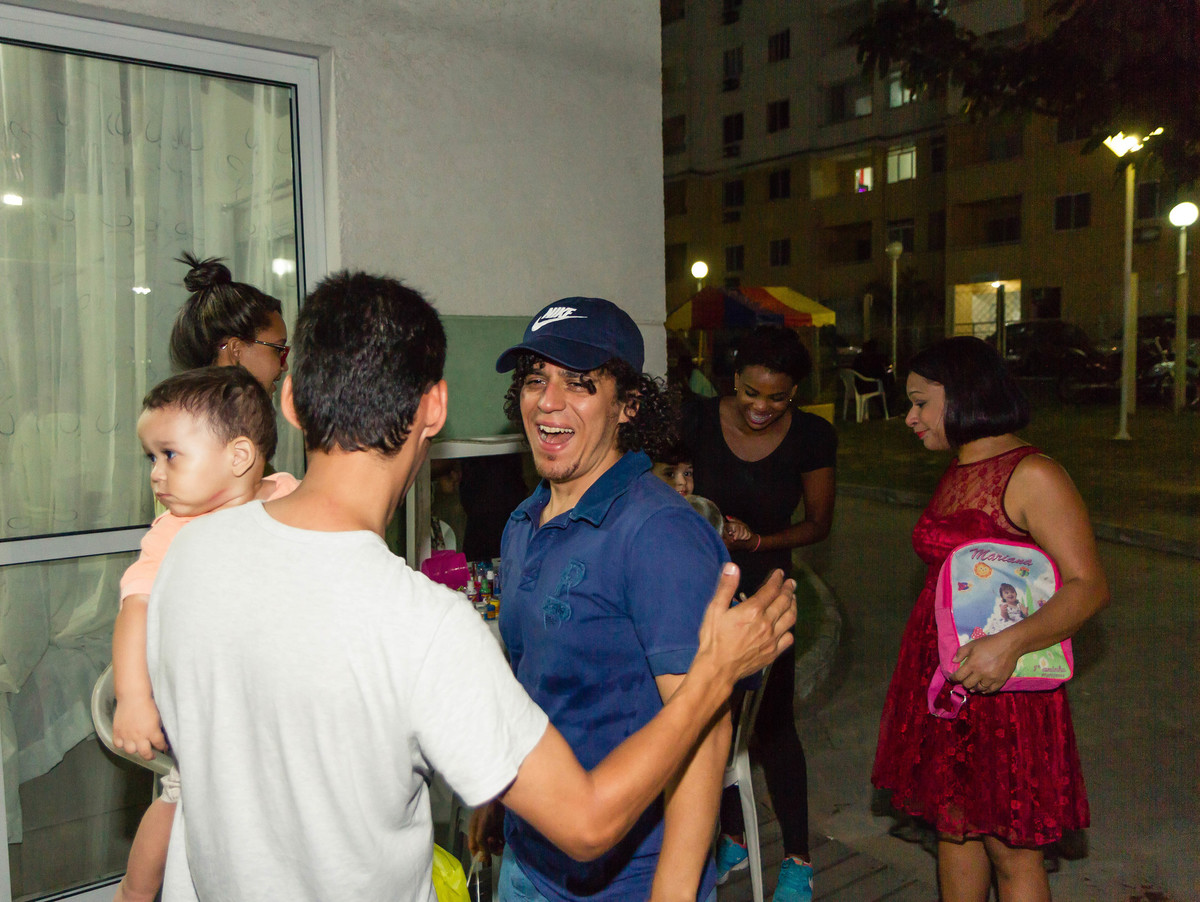 Pai cumprimenta amigo pelo fotógrafo Douglas Maia