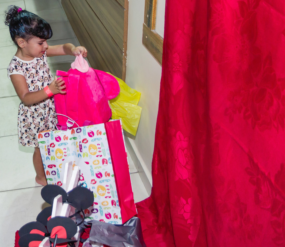 Helena abrindo presente pelo fotógrafo Douglas Maia