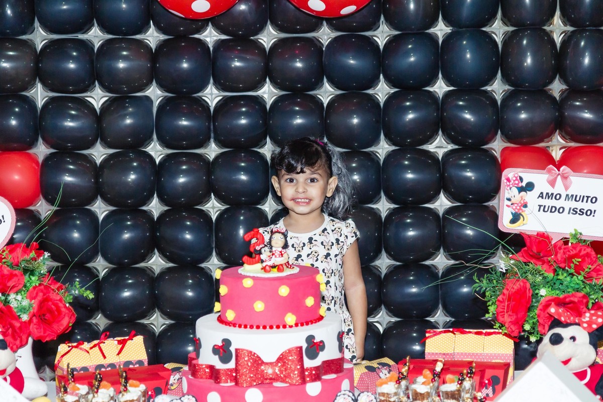 Helena e o bolo pelo fotógrafo Douglas Maia