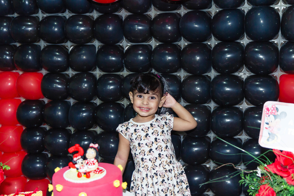 Helena feliz e bolo Tema Minnie pelo fotógrafo Douglas Maia