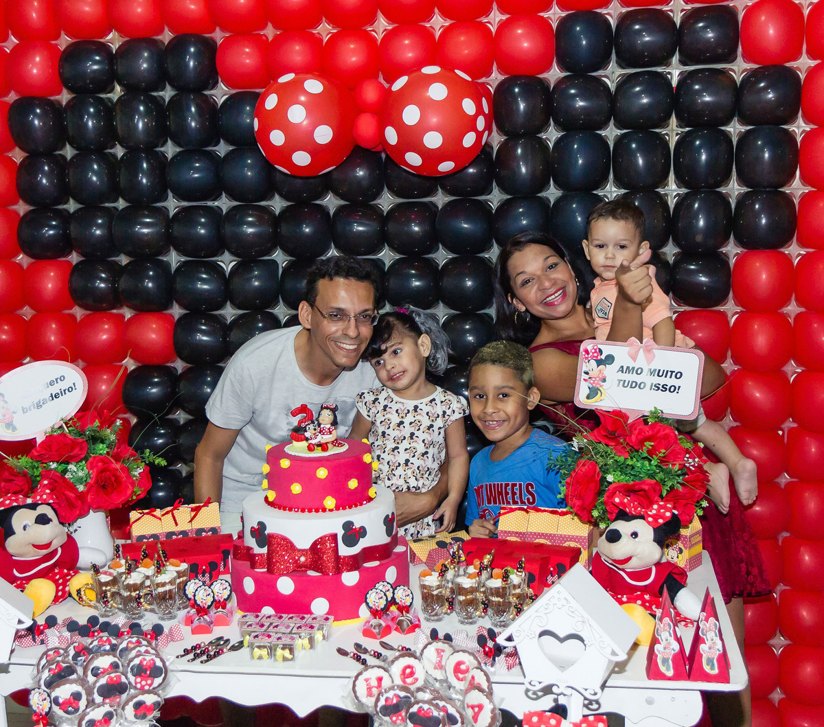 Helena, seus pais e seus irmãos na mesa do bolo pelo fotógrafo Douglas Maia