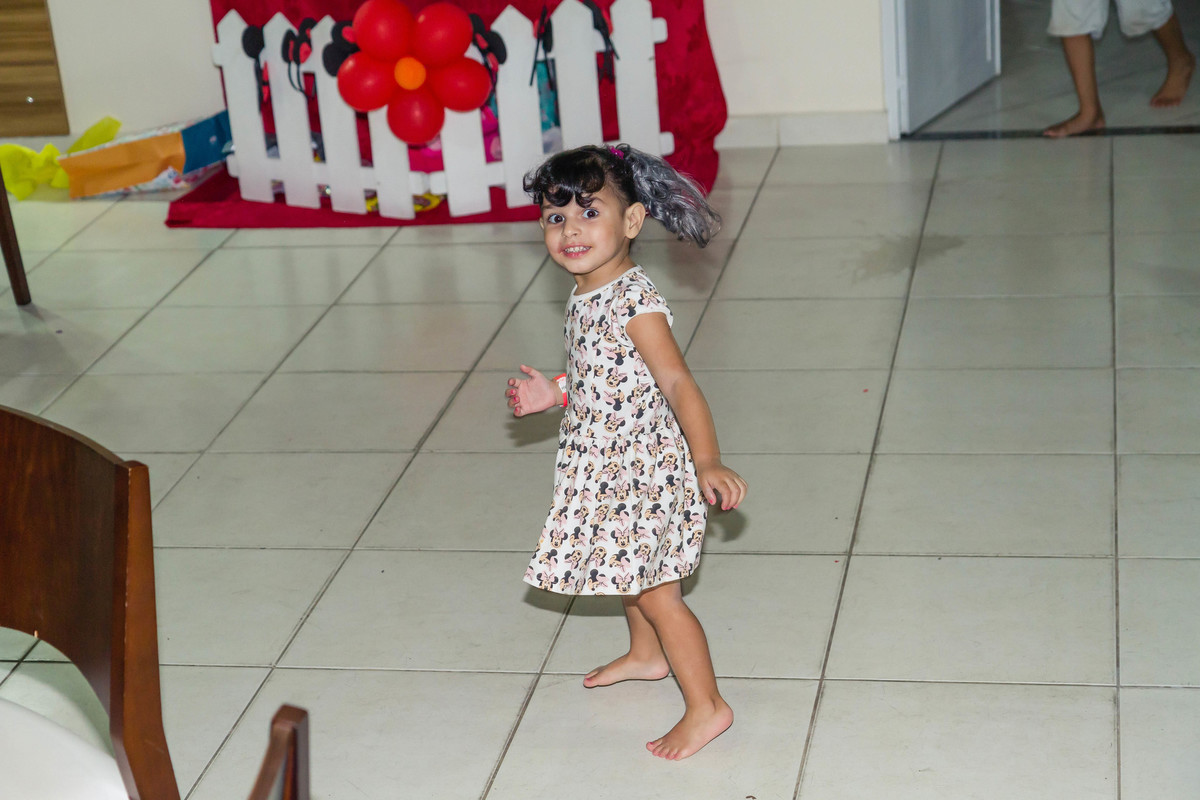 Helena olha para câmera pelo fotógrafo Douglas Maia