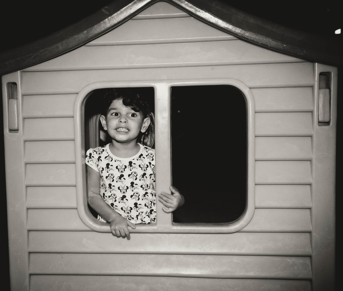 Helena brincando na casinha de boneca pelo fotógrafo Douglas Maia