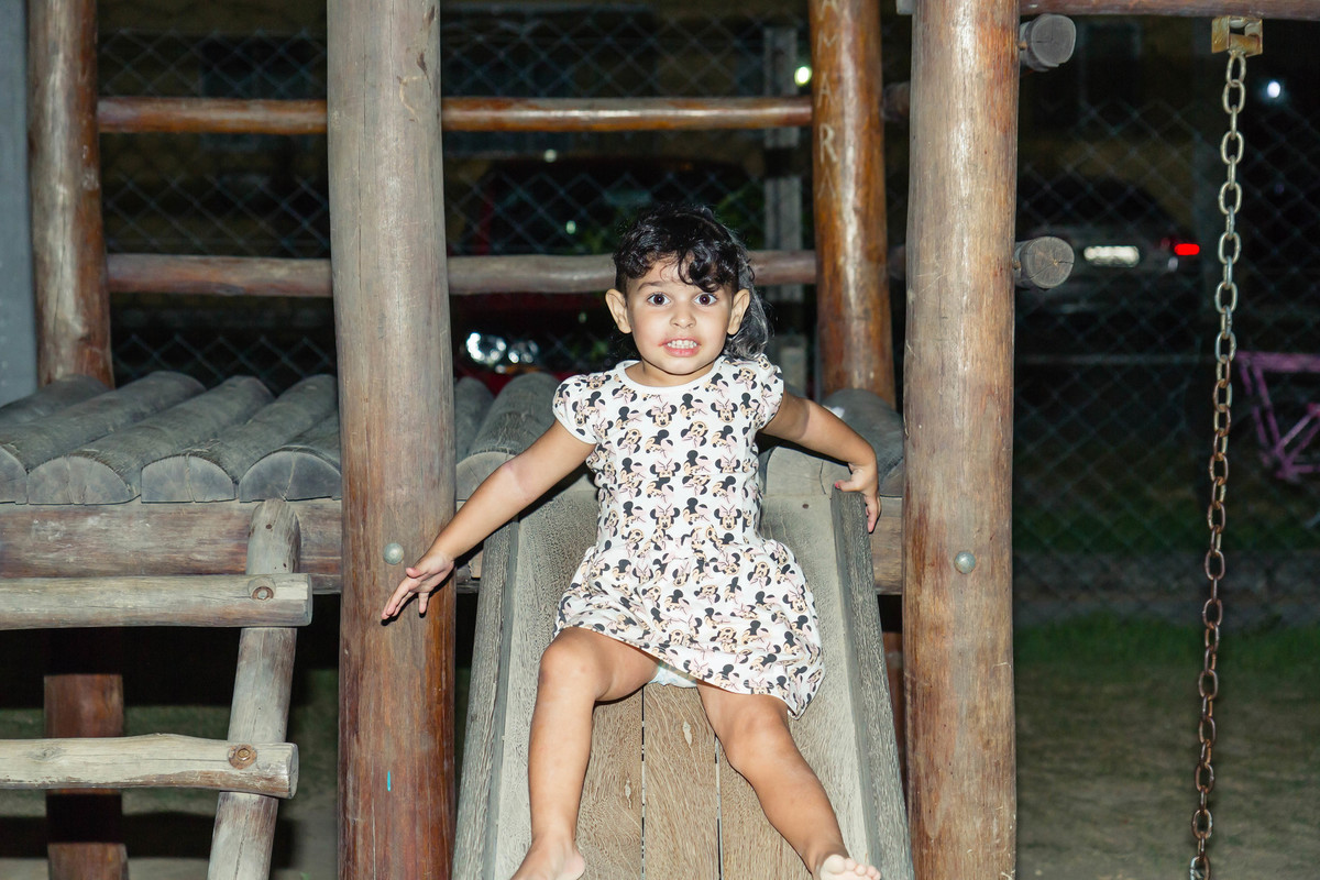 Helena brincando no escorregador pelo fotógrafo Douglas Maia