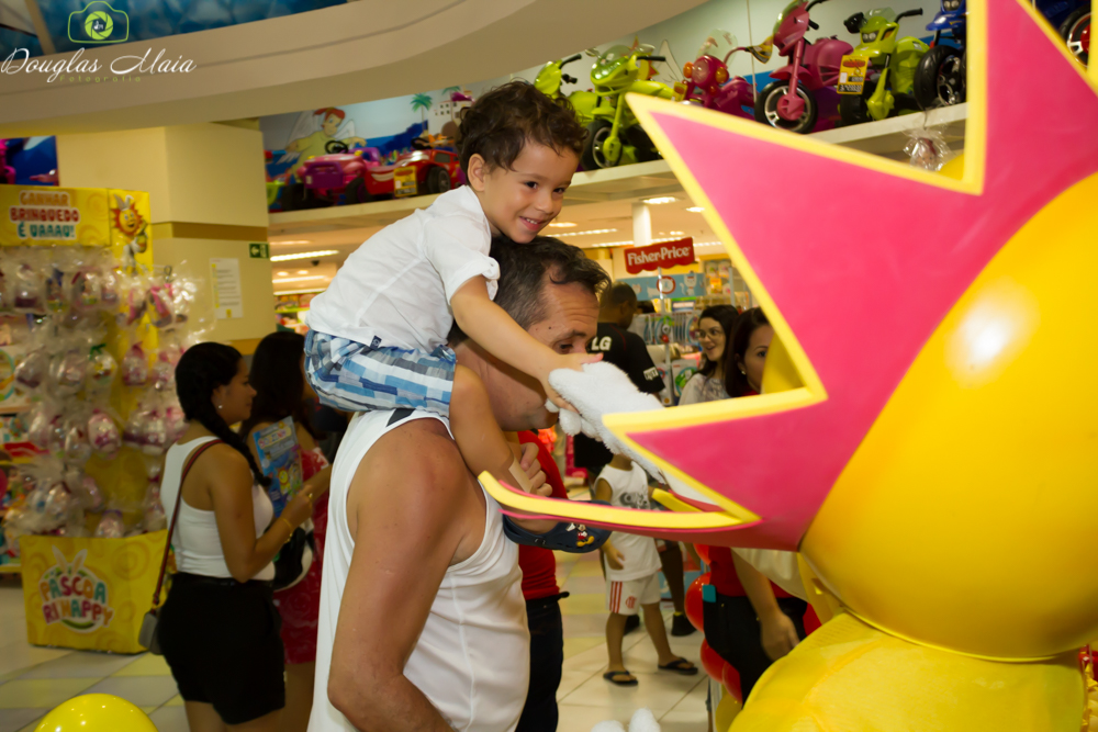 Solzinho brinca com menino pelo fotógrafo Douglas Maia