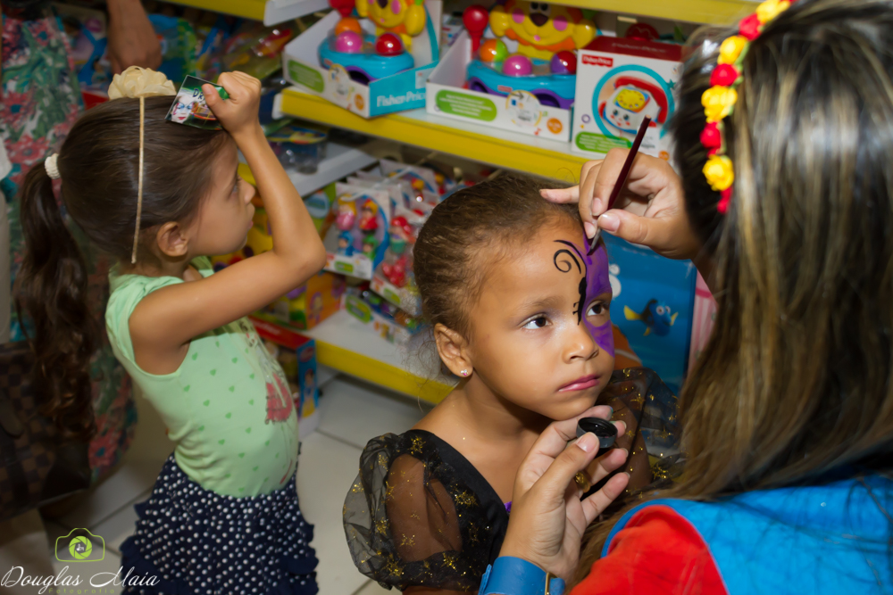 Menina pintando o rosto pelo fotógrafo Douglas Maia