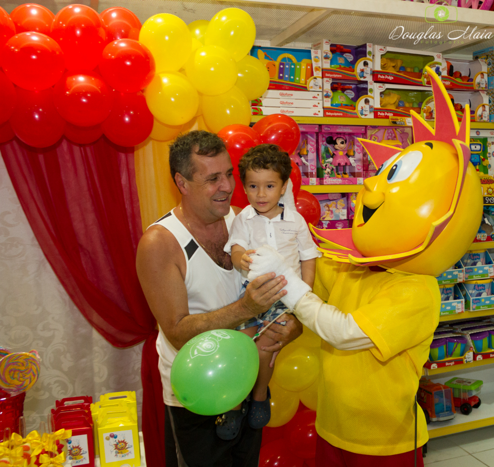 Menino ao lado do Solzinho pelo fotógrafo Douglas Maia