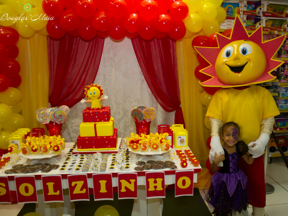 Solzinho e menina ao lado da mesa pelo fotógrafo Douglas Maia