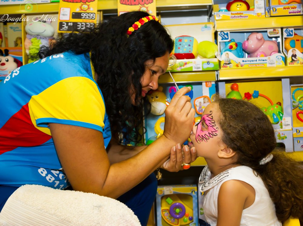 Menina pintando o rosto Borboleta rosa pelo fotógrafo Douglas Maia