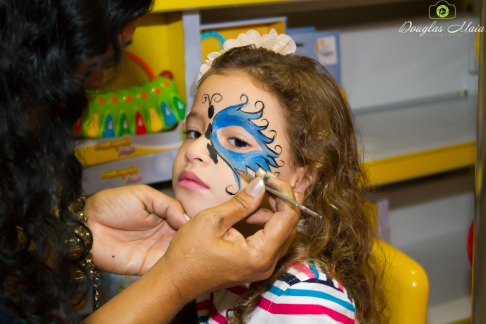Menina pintando o rosto Borboleta azul pelo fotógrafo Douglas Maia