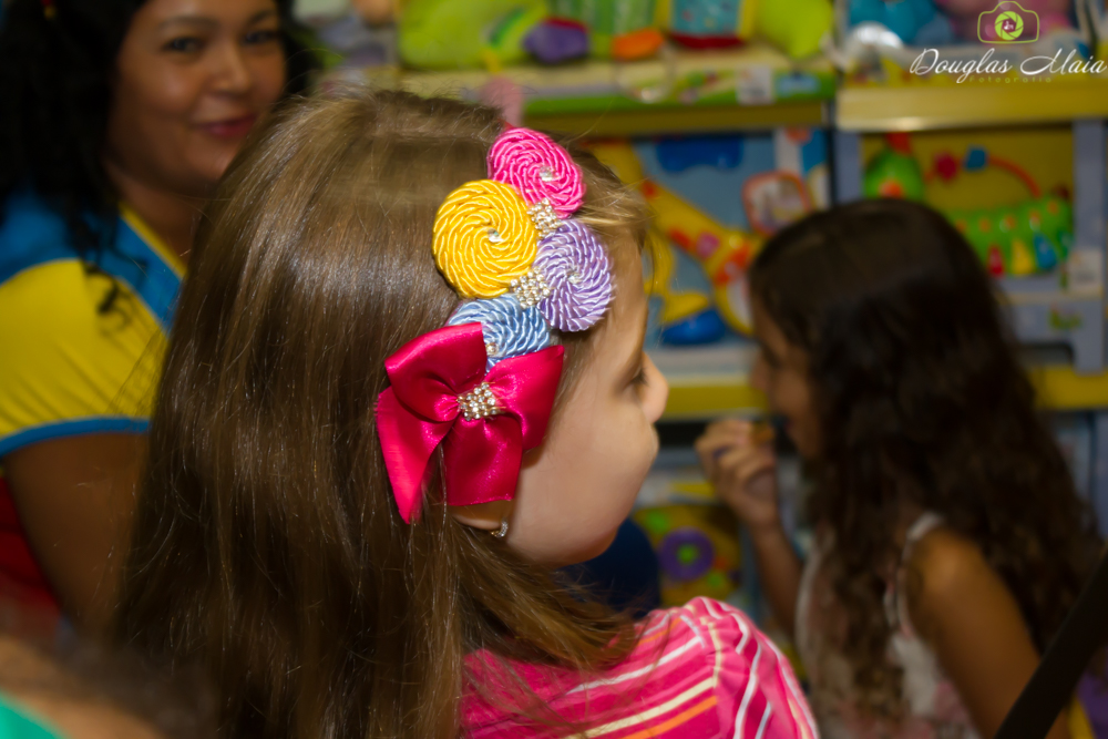 Menina co tiara pelo fotógrafo Douglas Maia