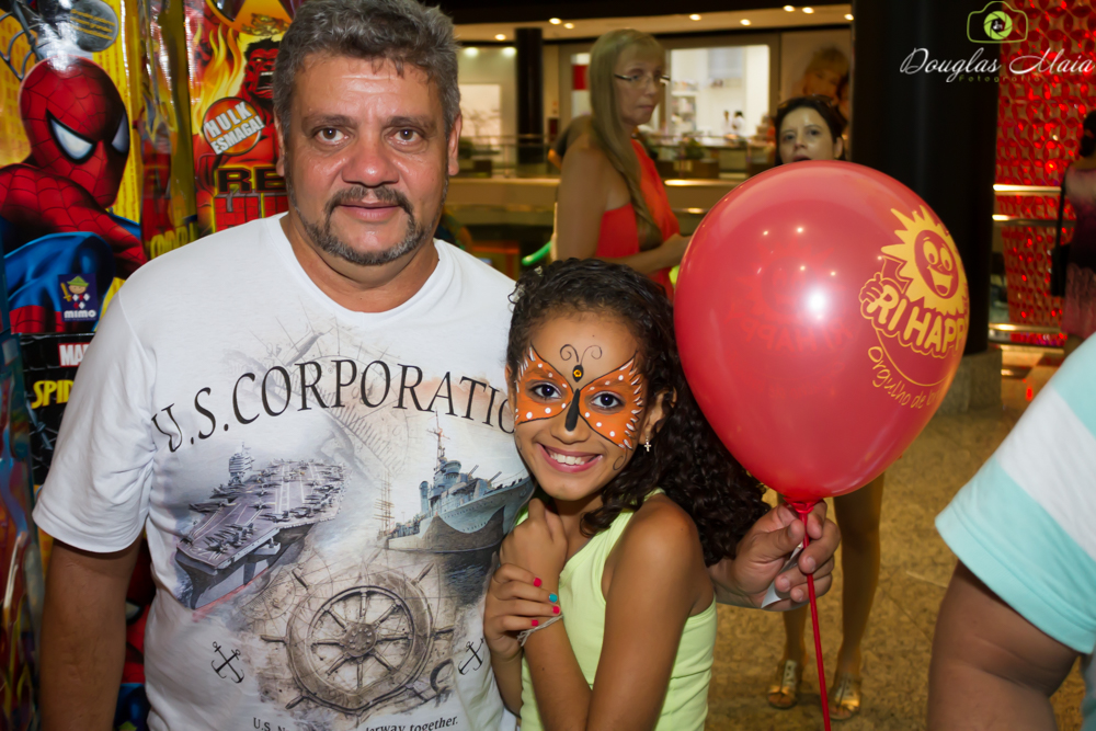 Menina muito feliz pelo fotógrafo Douglas Maia