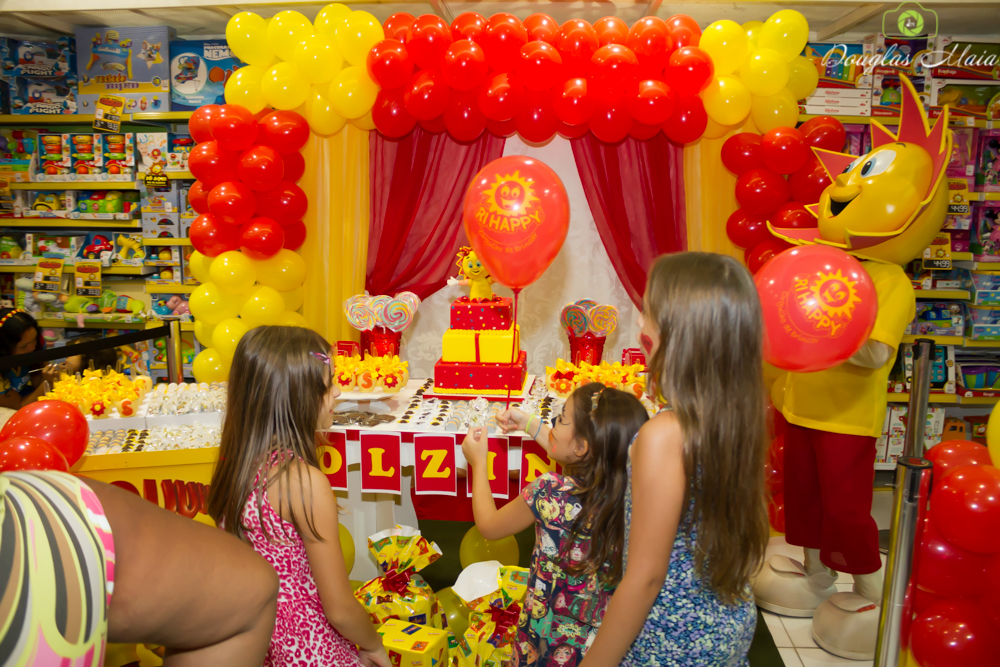 Meninas brincando na festa do Solzinho pelo fotógrafo Douglas Maia