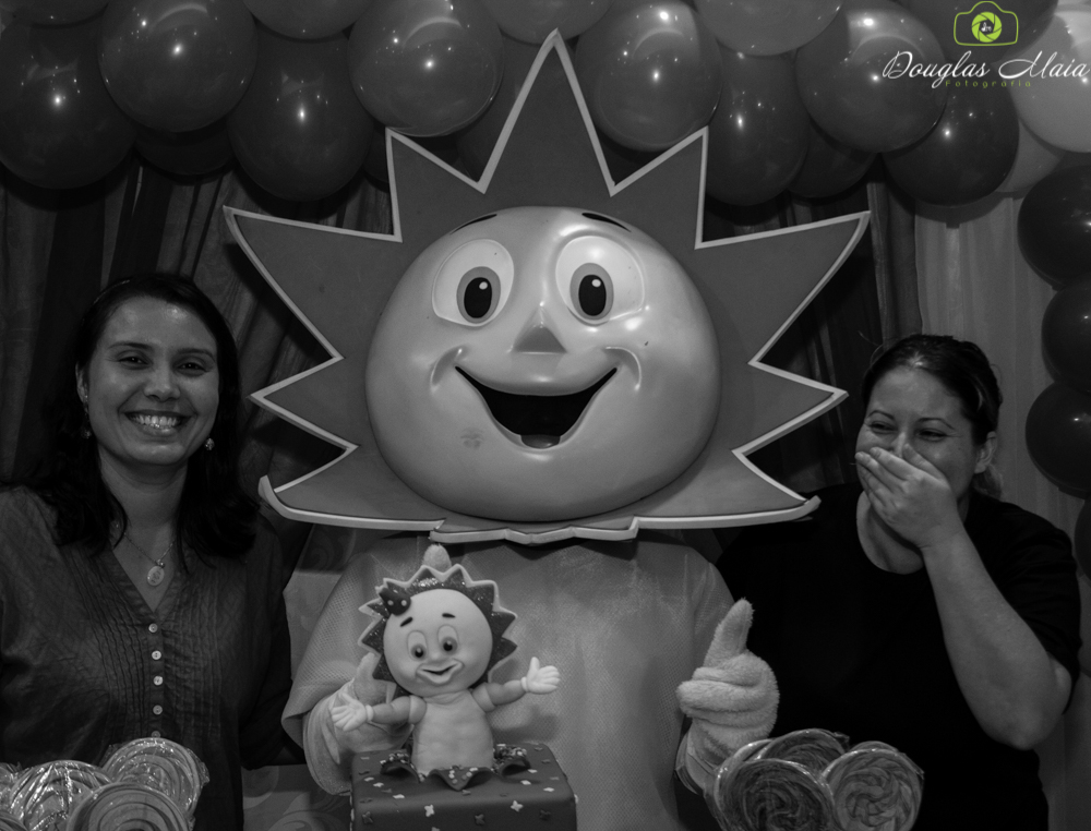 Solzinho ao lado de mulheres sorrindo pelo fotógrafo Douglas Maia
