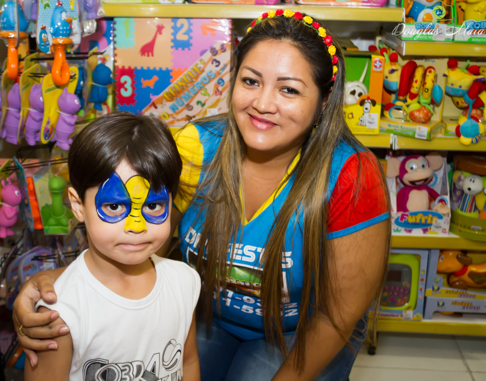 Menino com rosto pintado pelo fotógrafo Douglas Maia