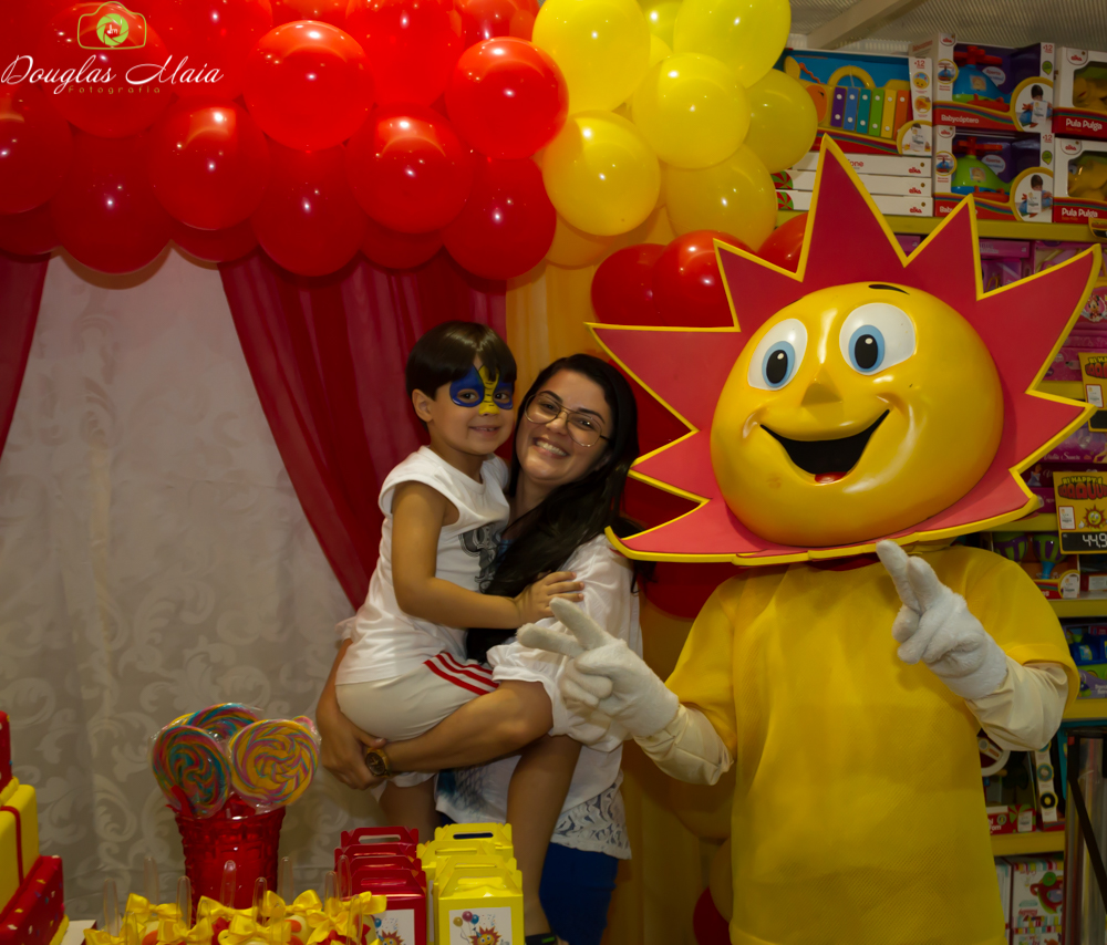 Mulher e menino ao lado do Solzinho pelo fotógrafo Douglas Maia