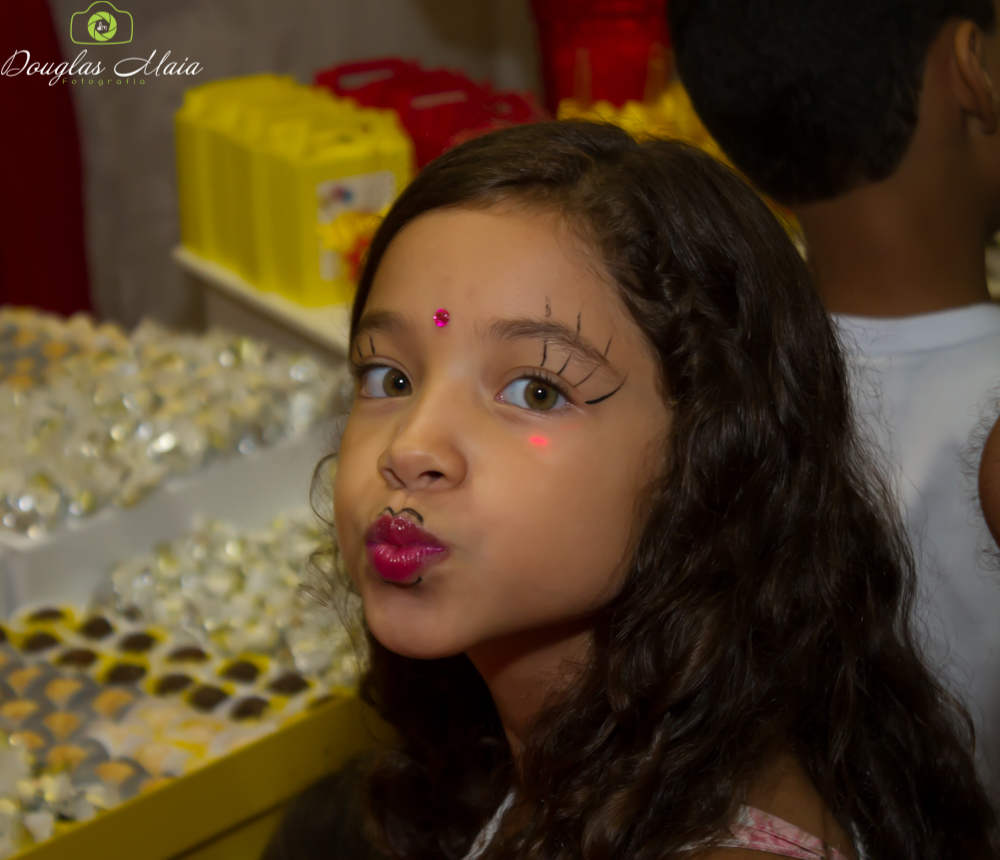 Menina olhando para a câmera pelo fotógrafo Douglas Maia