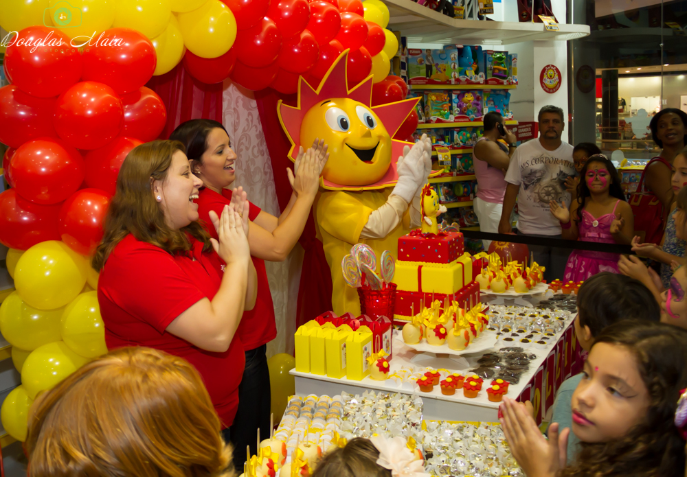 Funcionárias cantam parabéns para o Solzinho pelo fotógrafo Douglas Maia