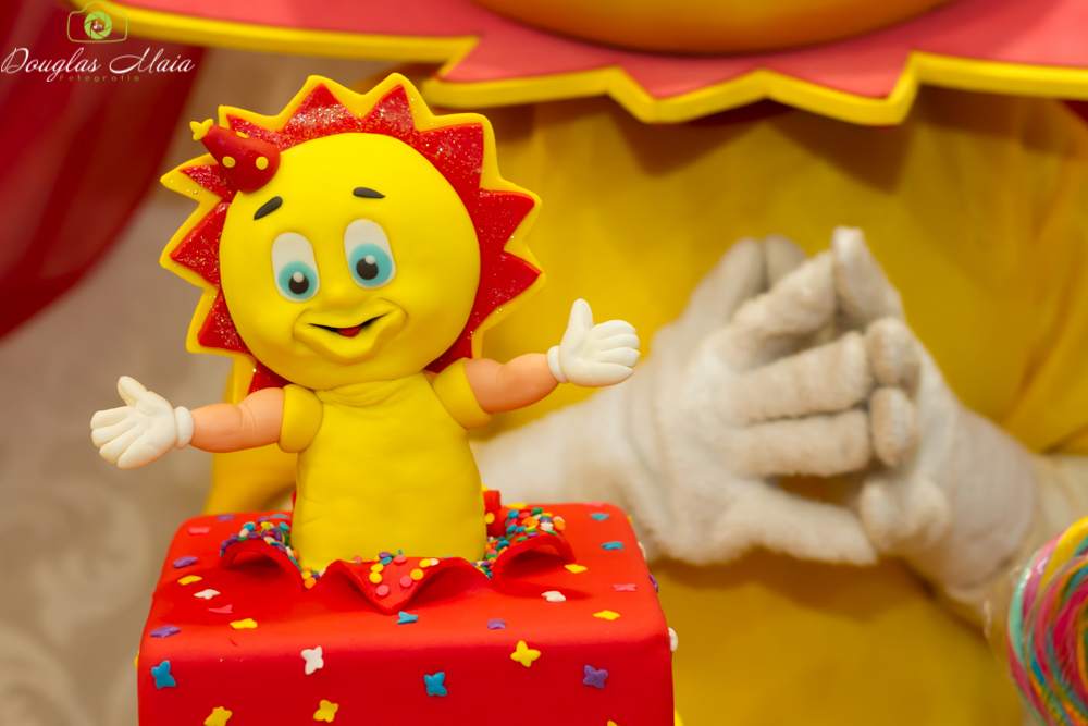 Boneco Solzinho no bolo pelo fotógrafo Douglas Maia