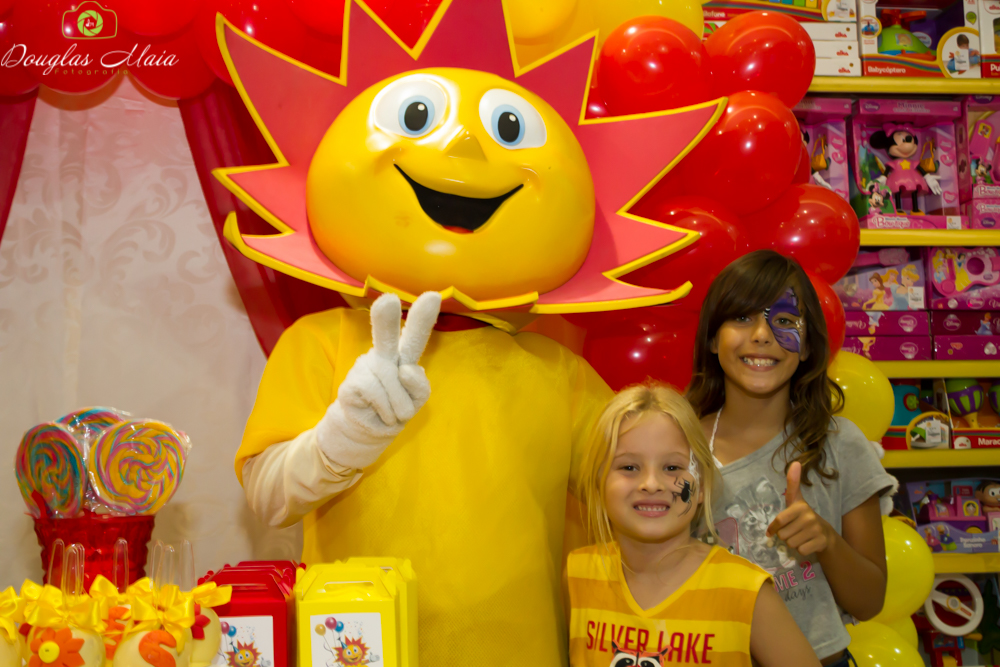 Crianças sorrindo ao lado do Solzinho pelo fotógrafo Douglas Maia