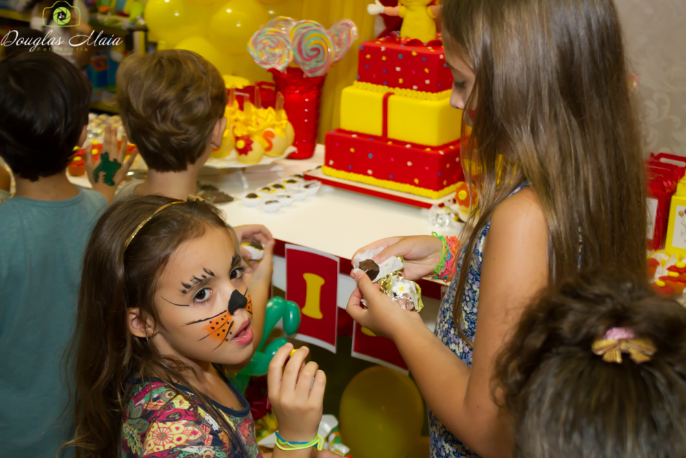 Meninas comendo doces pelo fotógrafo Douglas Maia