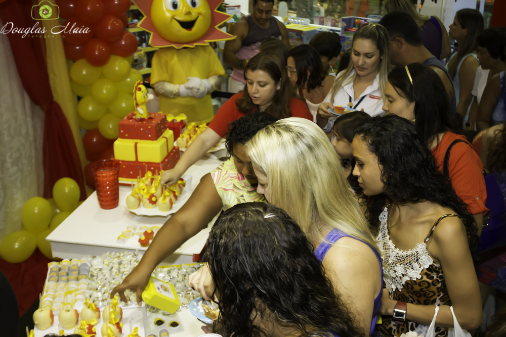 Convidados pegando doces pelo fotógrafo Douglas Maia
