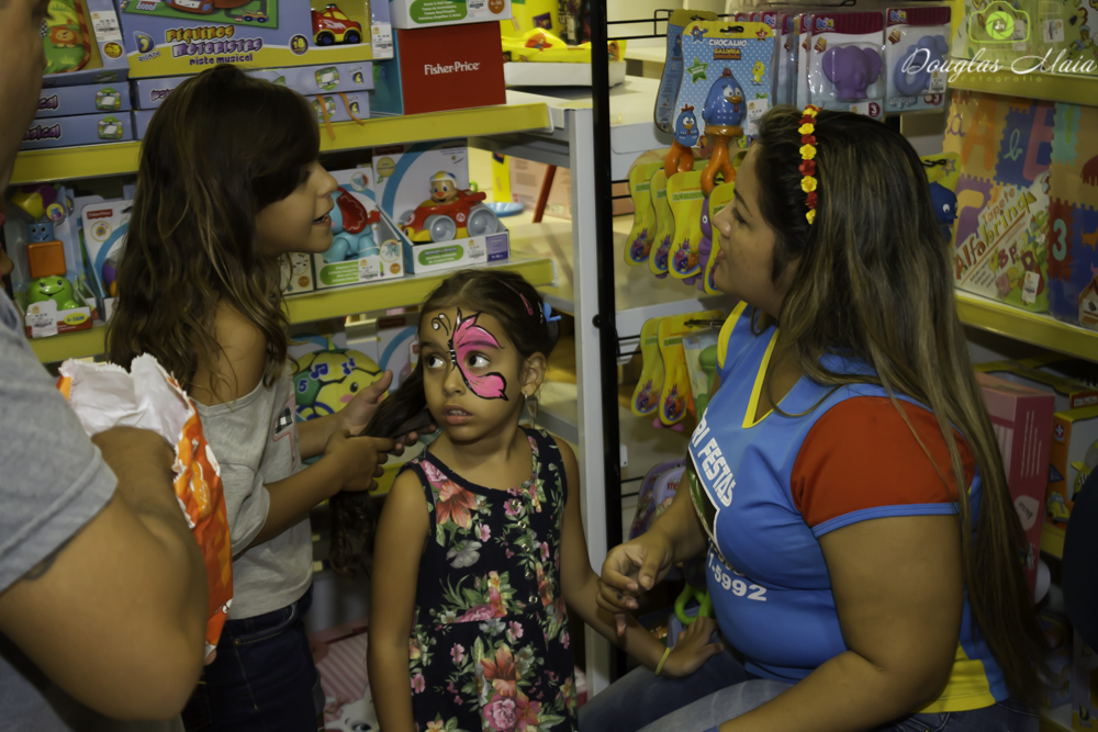 Menina conversando pelo fotógrafo Douglas Maia