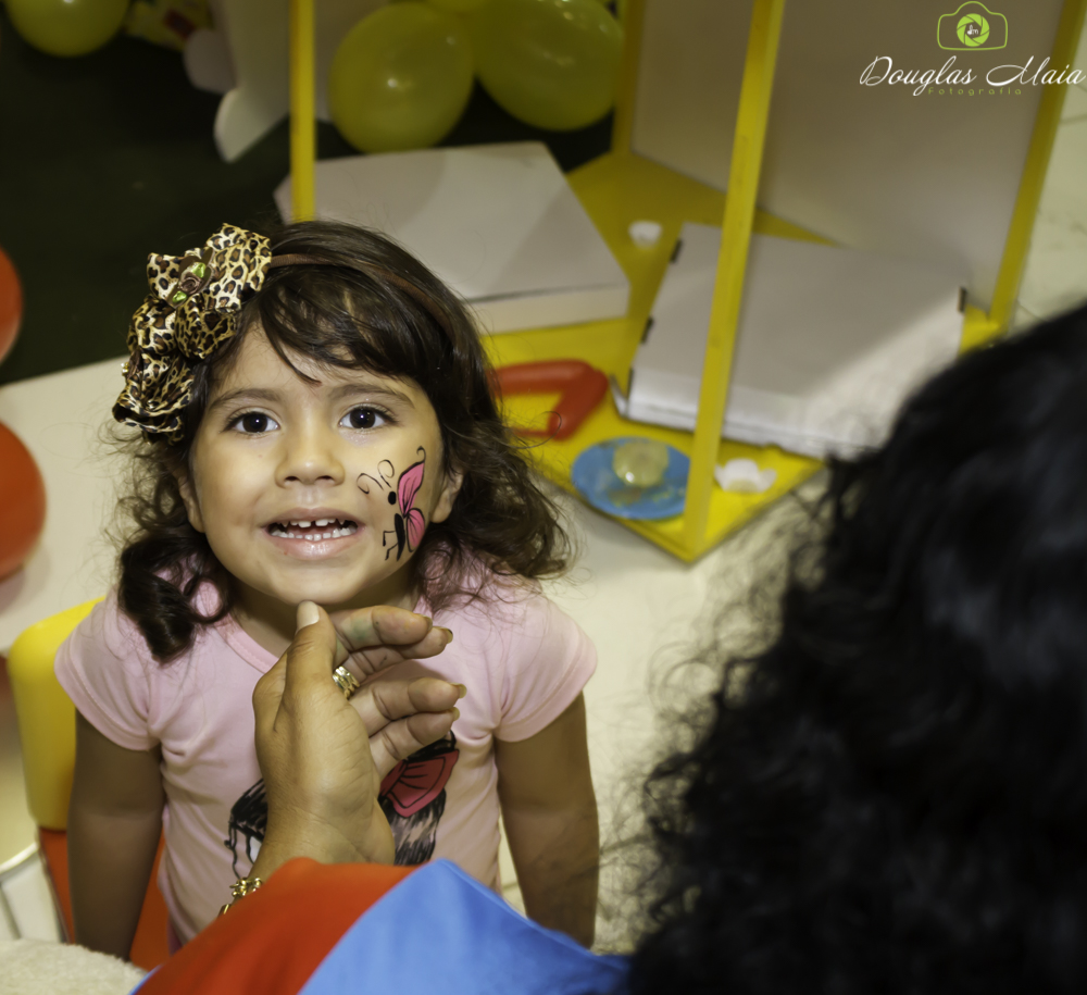 Linda menina sorrindo pelo fotógrafo Douglas Maia