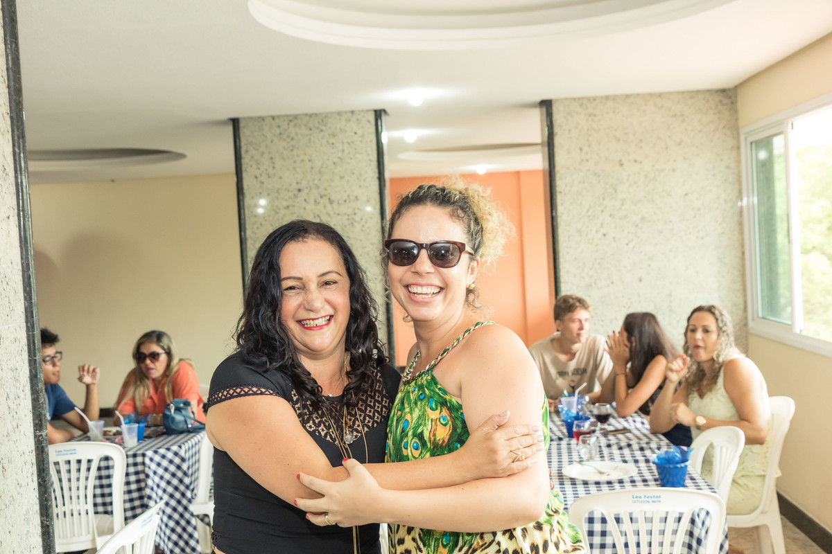 Mãe e convidada rindo pelo fotógrafo Douglas Maia