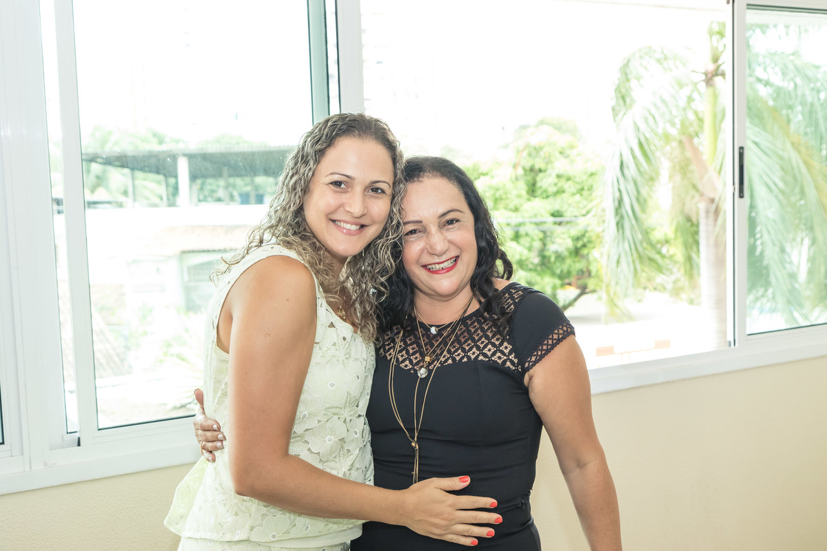 Mãe abraçada a convidada pelo fotógrafo Douglas Maia