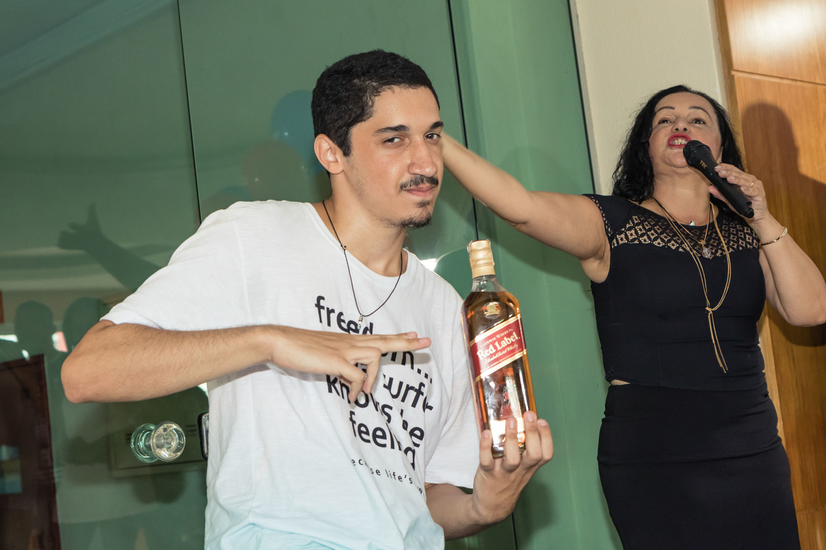 Léo feliz com bebida pelo fotógrafo Douglas Maia