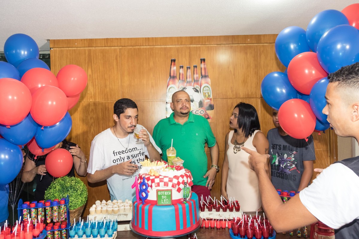 Léo com seu pai e seus irmãos pelo fotógrafo Douglas Maia