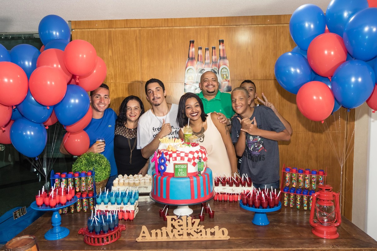Léo com seus pais e seus irmãos pelo fotógrafo Douglas Maia