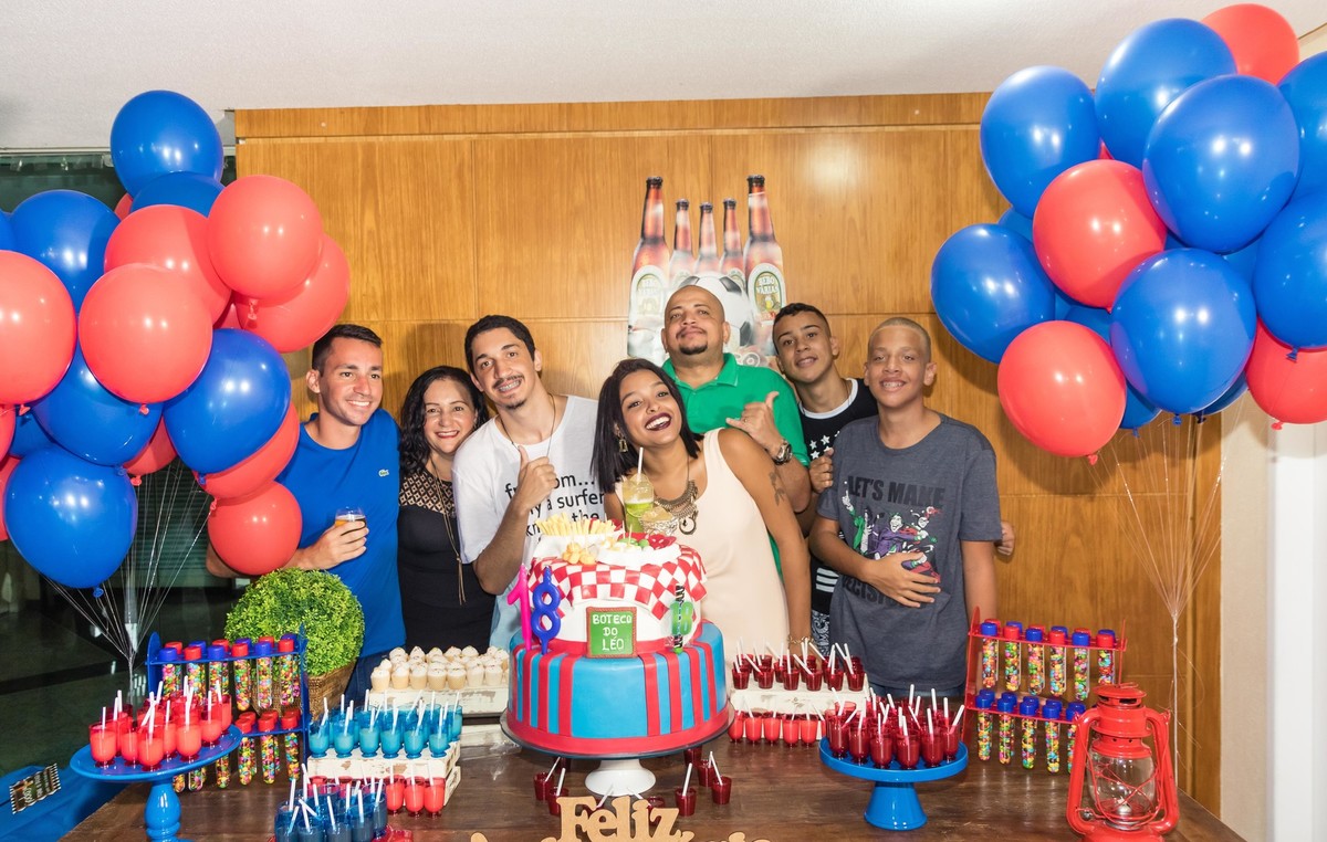 Irmãos e pais ao lado do Léo pelo fotógrafo Douglas Maia
