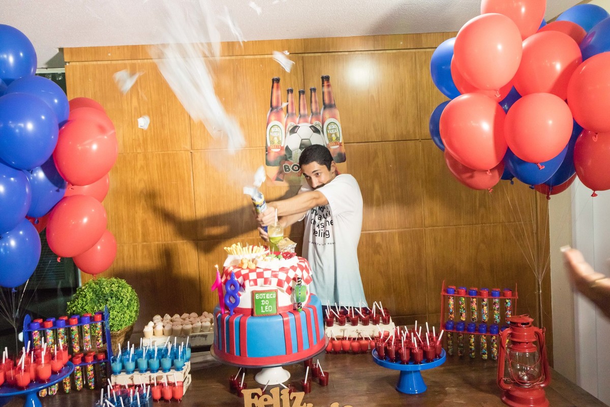 Léo fazendo festa pelo fotógrafo Douglas Maia