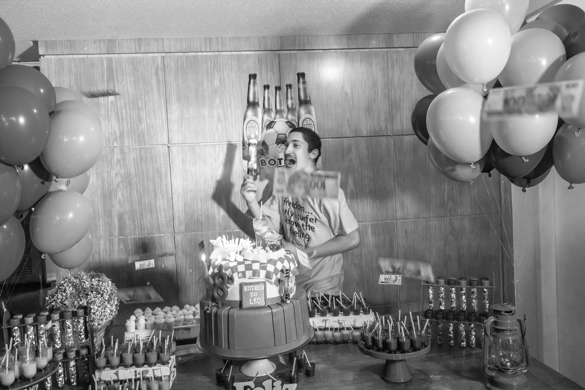 Léo sorrindo pelo fotógrafo Douglas Maia