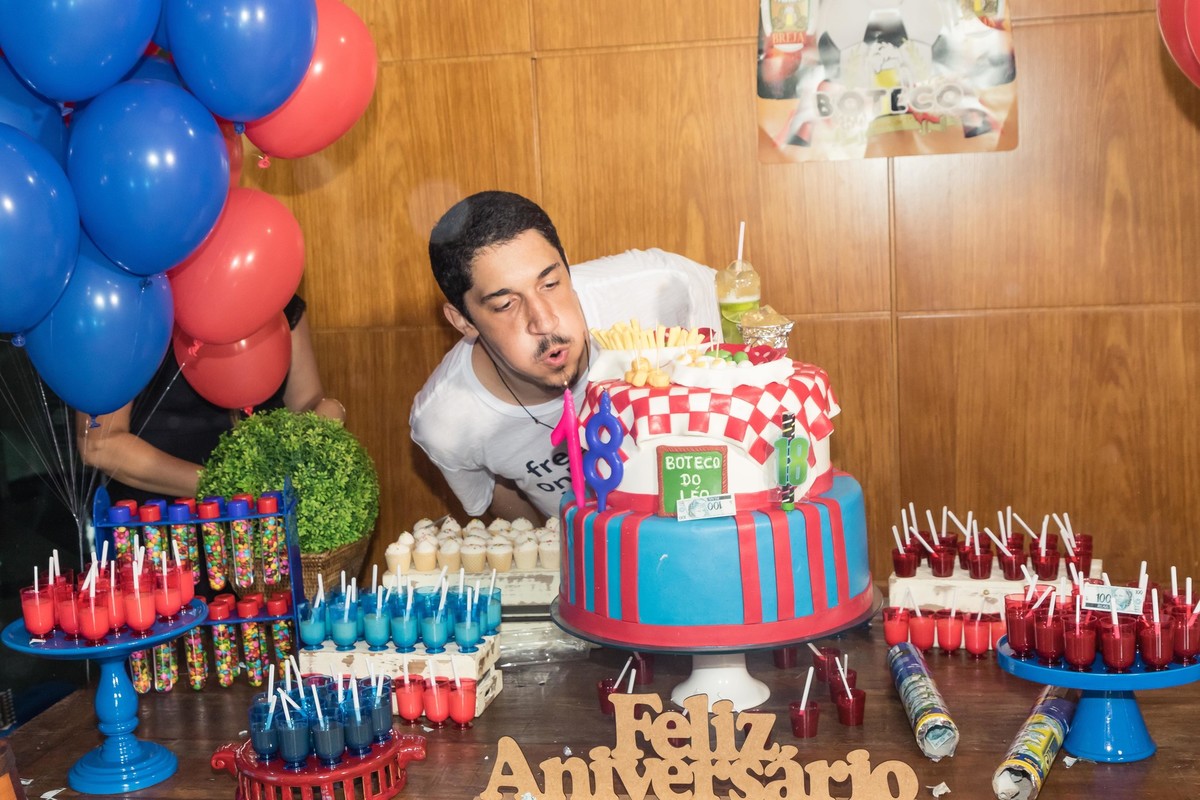 Léo soprando a vela pelo fotógrafo Douglas Maia