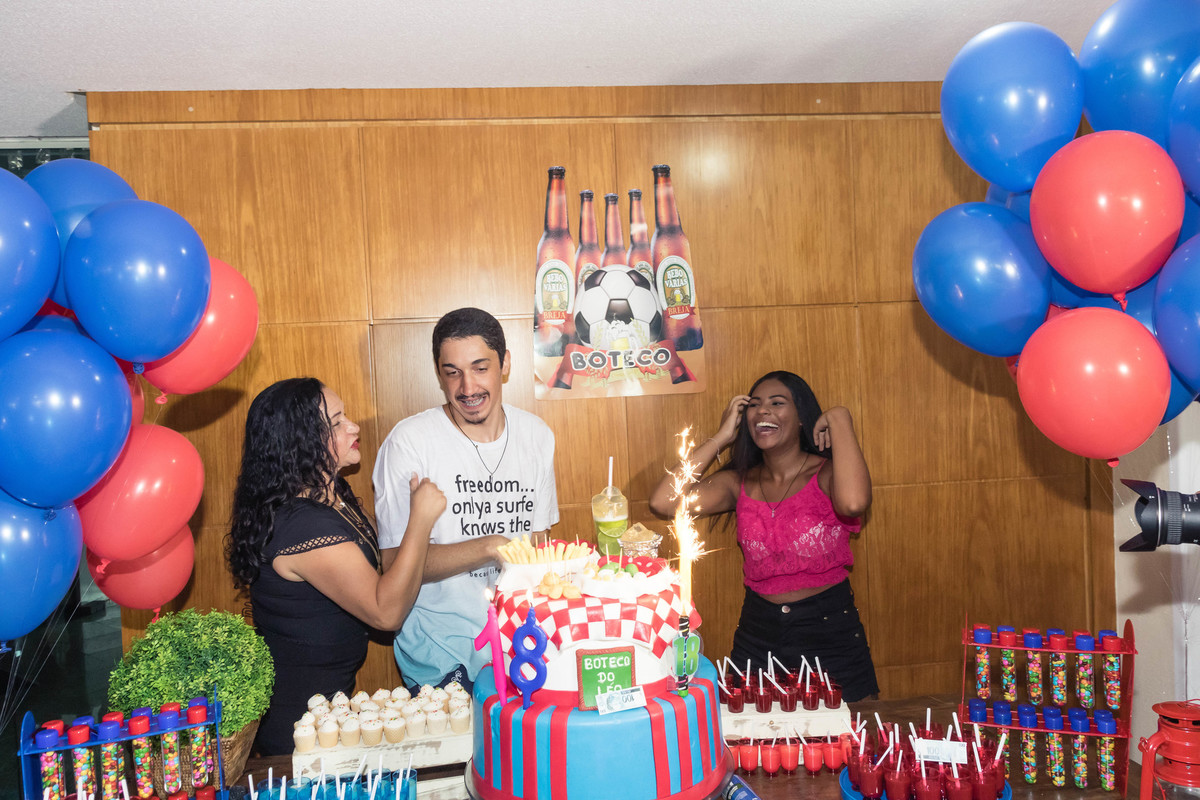 Namorada sorrindo pelo fotógrafo Douglas Maia