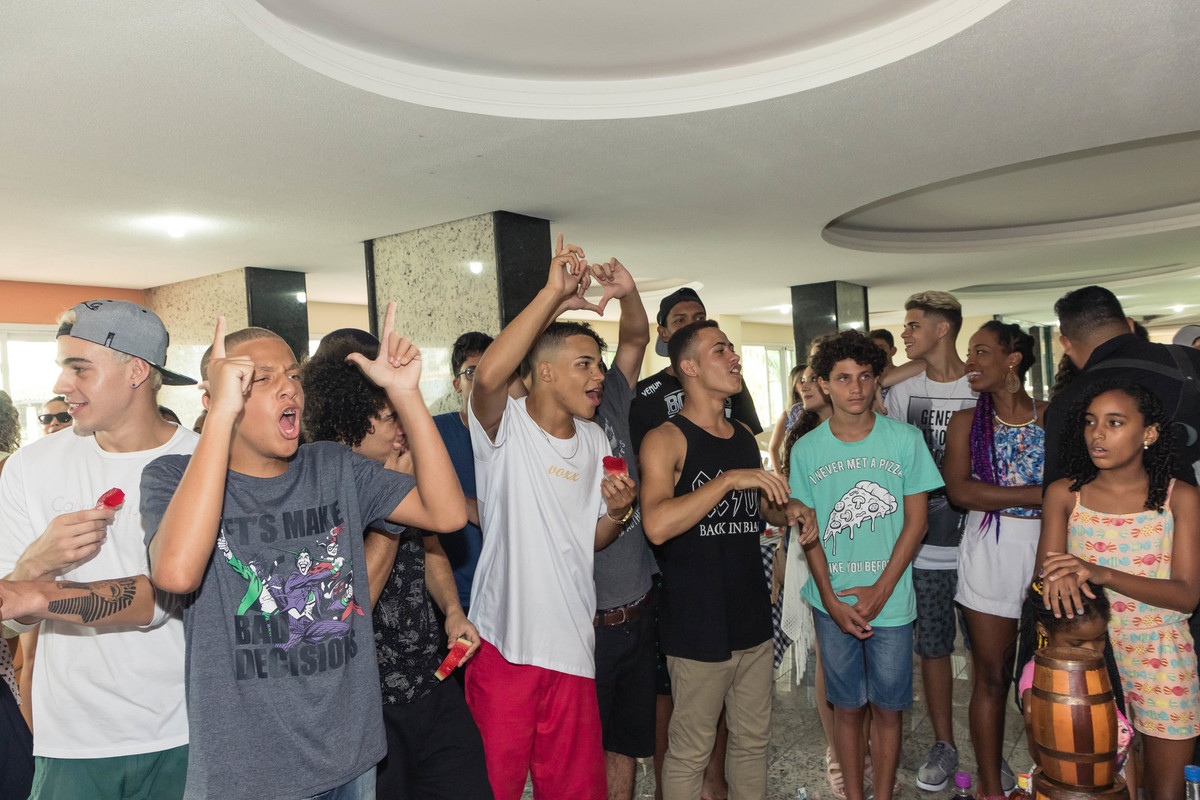 Garotos festejando pelo fotógrafo Douglas Maia