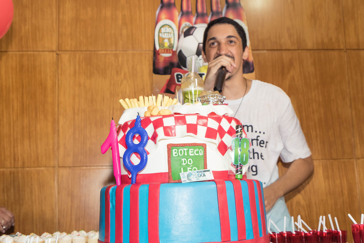Léo fazendo discurso pelo fotógrafo Douglas Maia