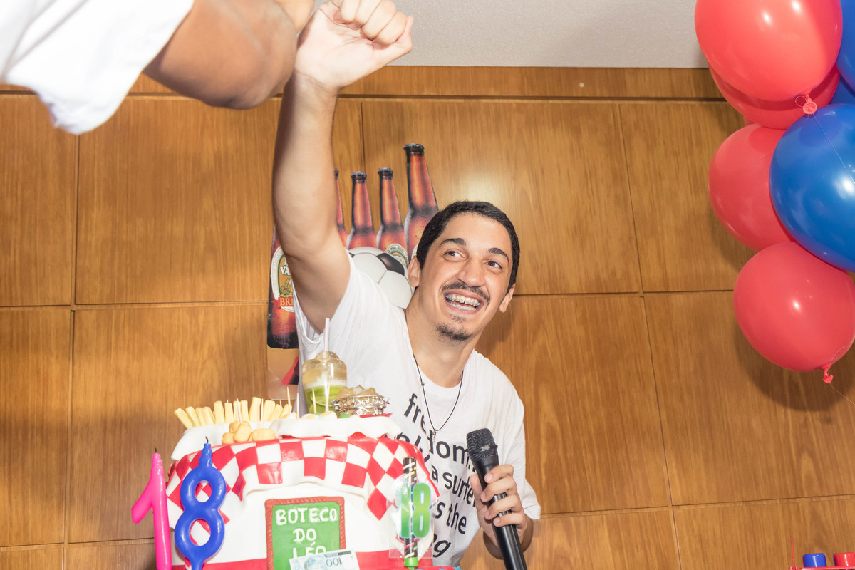 Léo cumprimentando amigo pelo fotógrafo Douglas Maia