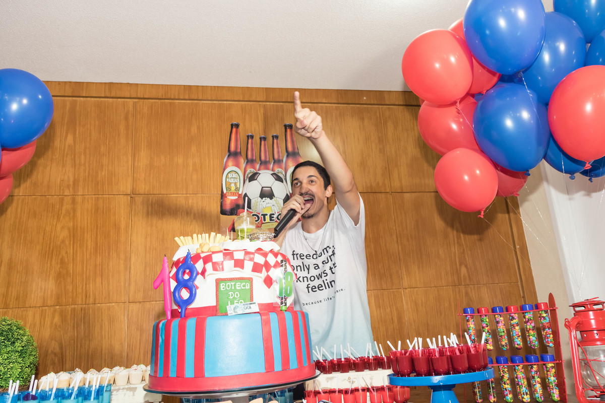 Léo falando para amigos pelo fotógrafo Douglas Maia