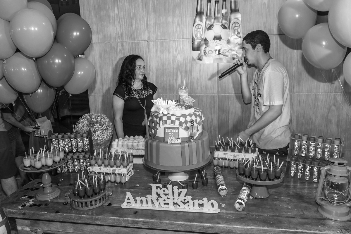 Léo falando com a mãe pelo fotógrafo Douglas Maia