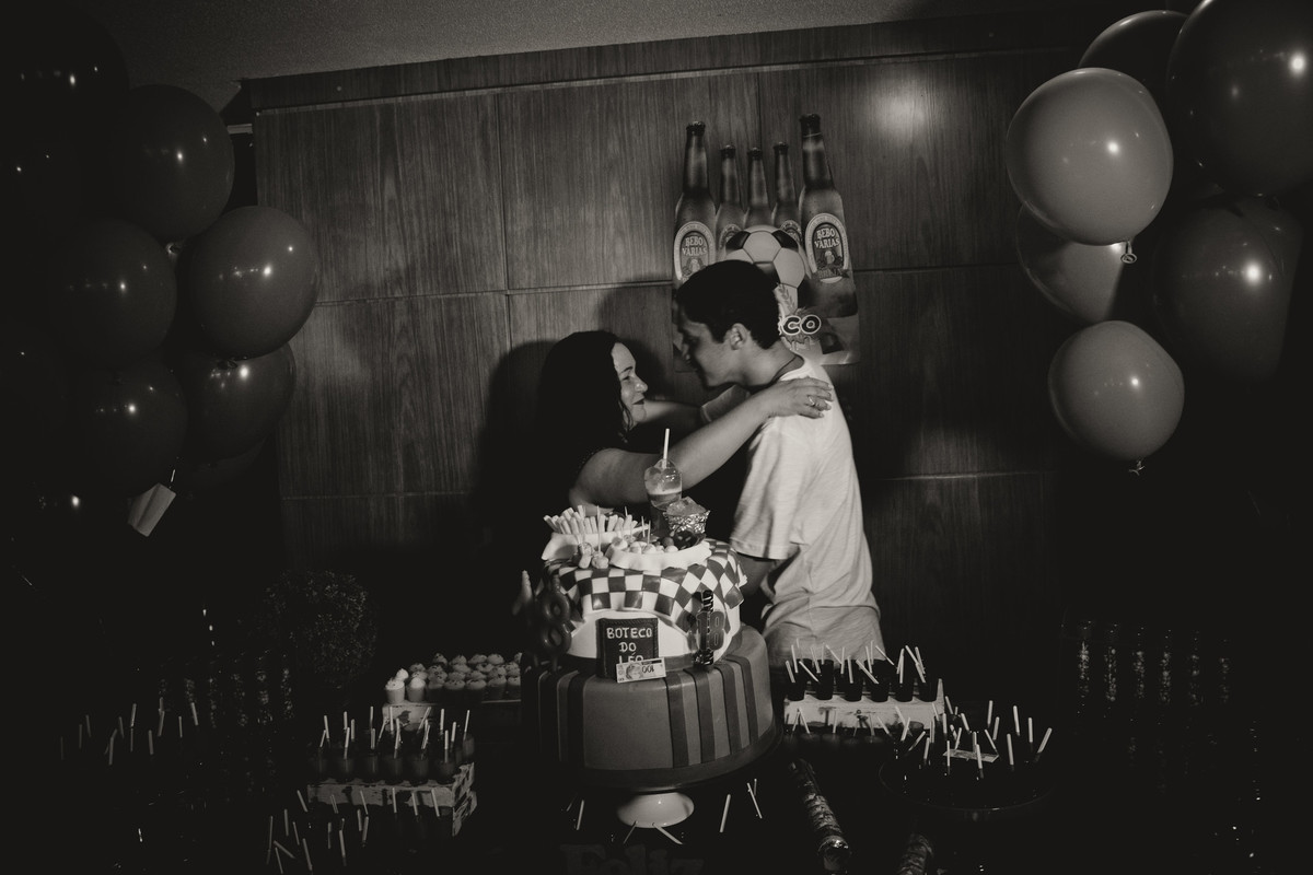 Léo e a mãe se abraçando pelo fotógrafo Douglas Maia